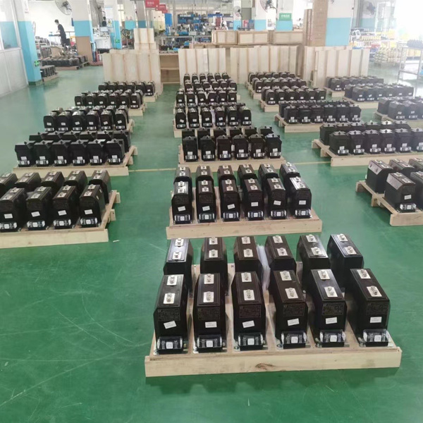 互感器厂仓库，整齐堆放着成品的电流互感器的实拍图