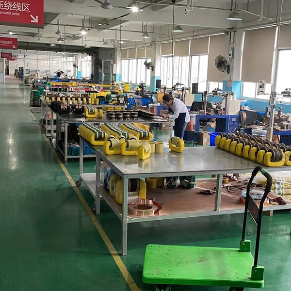 电流互感器工厂绕线区工人正在作业的实拍图